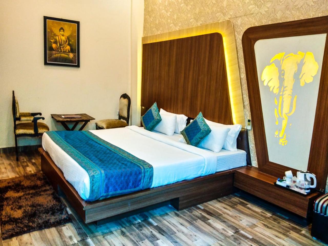 Dwivedi Hotels Sri Omkar Palace Varanasi Exterior foto