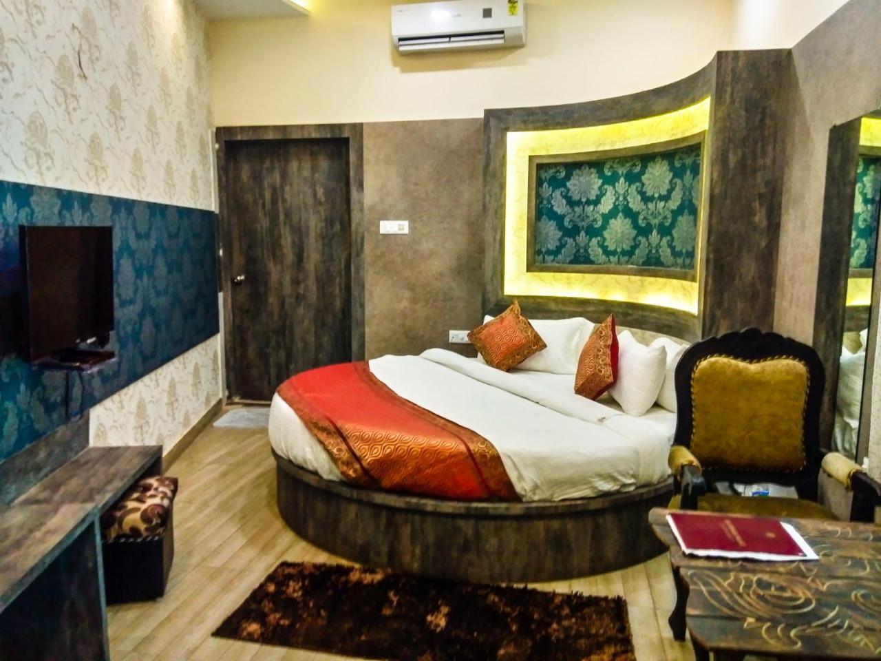 Dwivedi Hotels Sri Omkar Palace Varanasi Exterior foto
